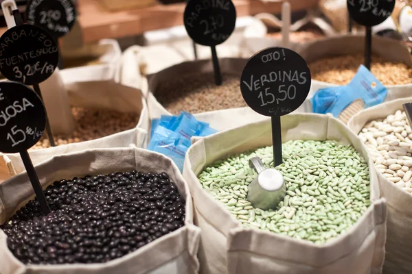 Haricots et pois sur le marché local, Espagne — Photo