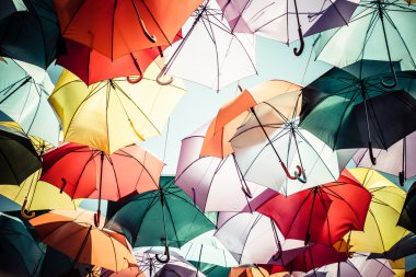 Arka plan renkli şemsiye sokak dekorasyonu.