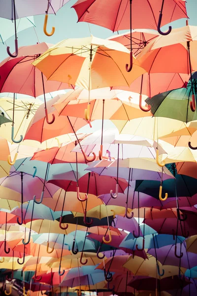 背景カラフルな傘通りの装飾. — ストック写真