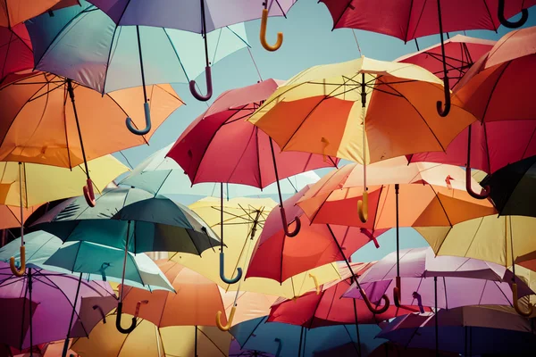 色彩艳丽的雨伞街道装饰. — 图库照片