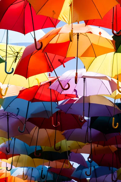 Arka plan renkli şemsiye sokak dekorasyonu. — Stok fotoğraf