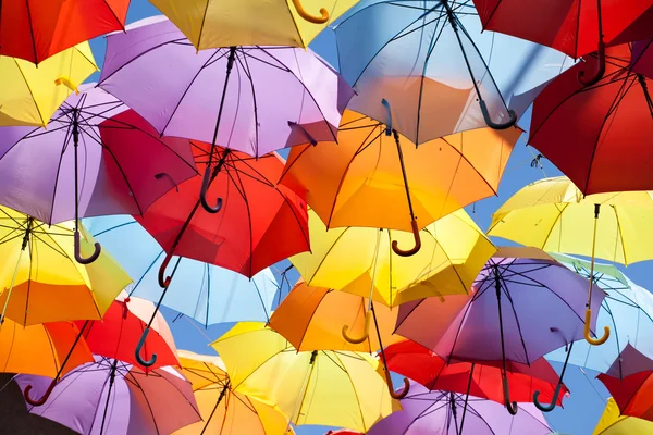 Bakgrund färgglada paraply gatan dekoration. — Stockfoto