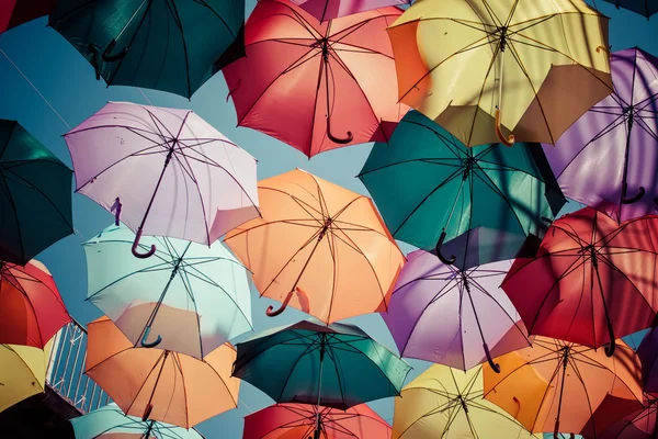 背景カラフルな傘通りの装飾. — ストック写真