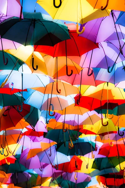 Tło kolorowe parasol dekoracji ulicy. — Zdjęcie stockowe