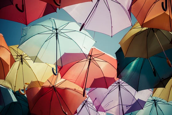 Fond coloré parapluie décoration de rue. — Photo