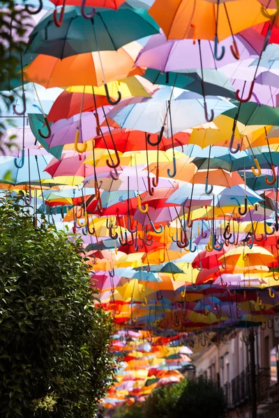 Hintergrund bunten Regenschirm Straßendekoration. — Stockfoto