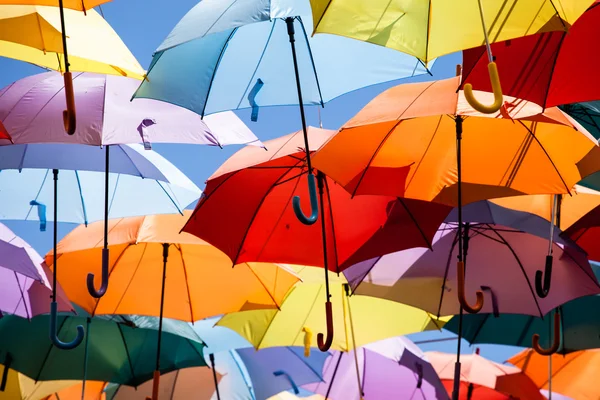 Arka plan renkli şemsiye sokak dekorasyonu. — Stok fotoğraf