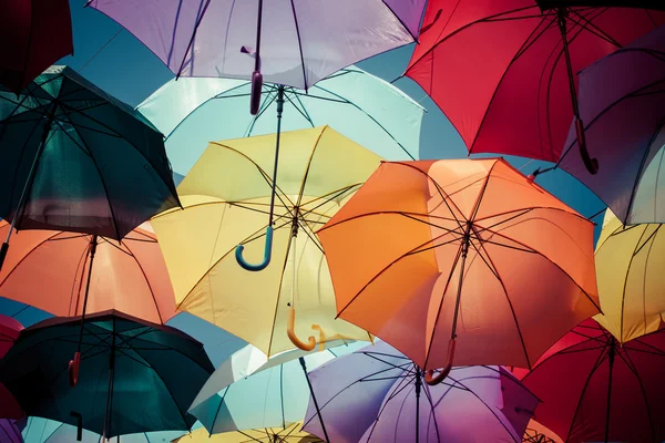 Baggrund farverige paraply gadedekoration. - Stock-foto