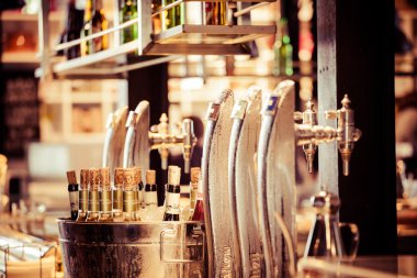 bardak bira pub üzerinde arka plan bulanık