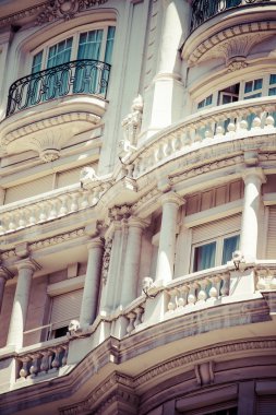Madrid, İspanya 'daki Gran Via' da eski bir süs binası.