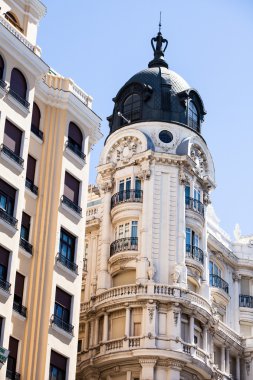 Madrid, İspanya 'daki Gran Via' da eski bir süs binası.