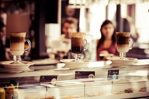 Kawiarnia kawa latte w szklance — Zdjęcie stockowe