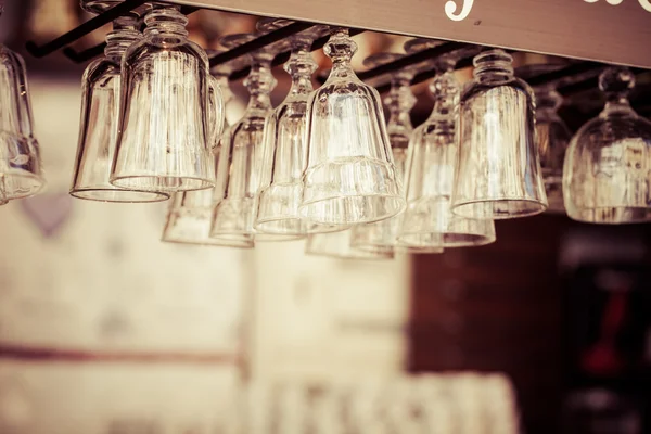 Vasos vacíos para vino por encima de un estante de bar — Foto de Stock