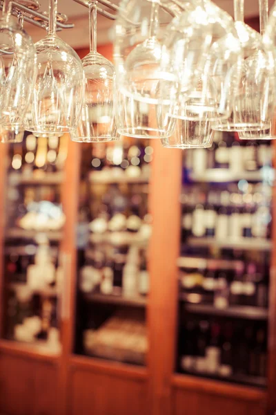 Bicchieri vuoti per vino sopra una rastrelliera — Foto Stock