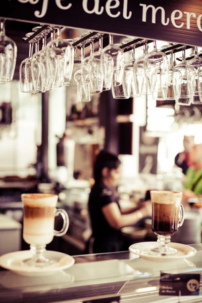 Gelas kosong untuk anggur di atas rak bar — Stok Foto