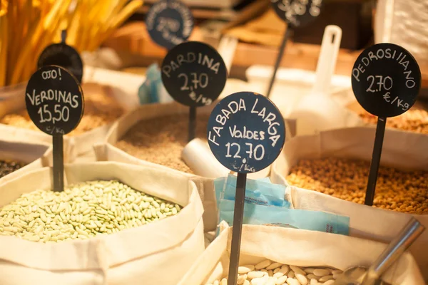 豆、エンドウ豆、スペインのローカル市場で — ストック写真