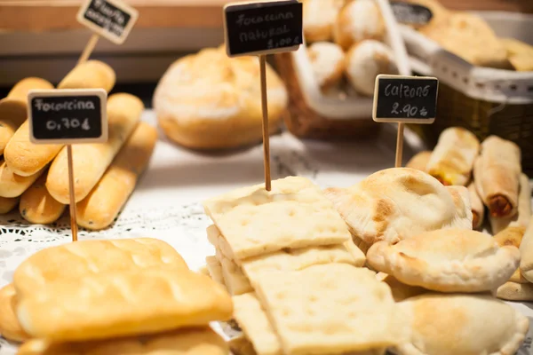 Hagyományos kenyér piacán Spanyolországban. — Stock Fotó