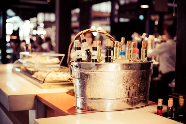Bar Restoran tepsi süsleme şişelerde tatma kurmak şarap — Stok fotoğraf