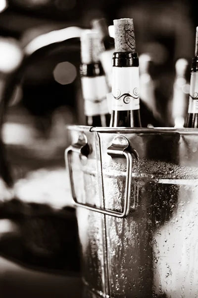 Degustación de bar de vinos configurar botellas de decoración de bandejas en el restaurante — Foto de Stock