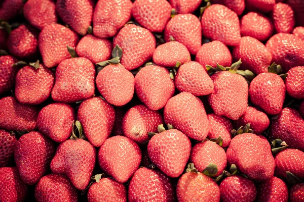 Strawberries displayed at a farmers' market — Stock Photo, Image