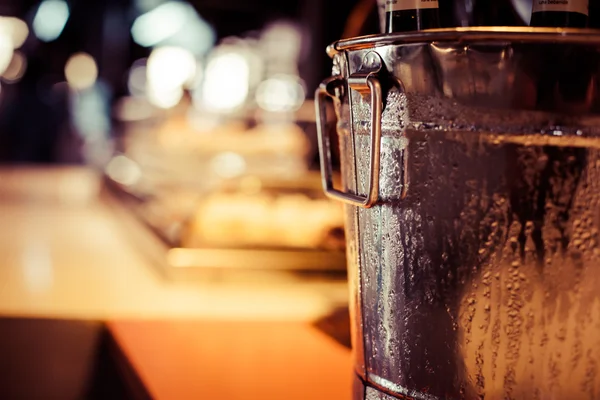 Degustación de bar de vinos configurar botellas de decoración de bandejas en el restaurante — Foto de Stock