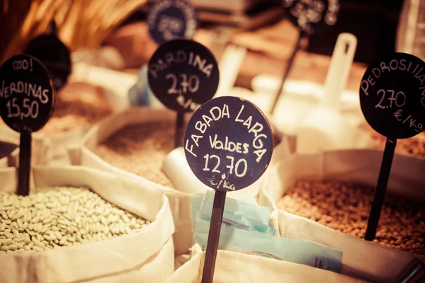 豆、エンドウ豆、スペインのローカル市場で — ストック写真