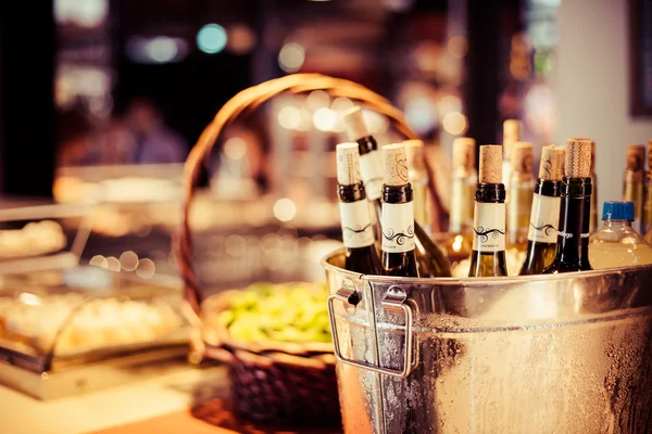 Vinotéka ízű létrehozott tálca díszítése palackok étteremben — Stock Fotó