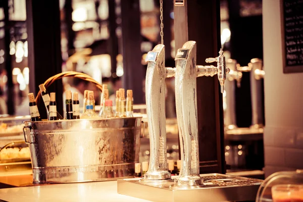 Degustación de bar de vinos configurar botellas de decoración de bandejas en el restaurante — Foto de Stock