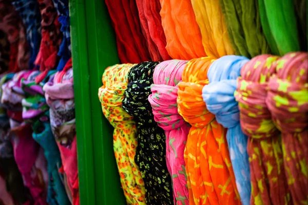 Filas de coloridas bufandas de seda colgadas en un puesto de mercado en Estambul, Turquía — Foto de Stock