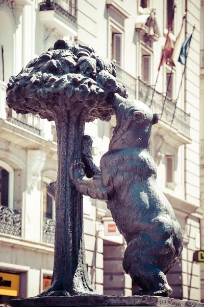 Symbol Madridu. Socha medvěda a jahodníku, Puerta del Sol, Španělsko. — Stock fotografie
