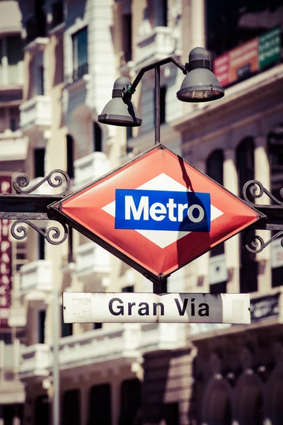 Metro Sign Gran Via on blurred city, Madrid — Stock Photo, Image