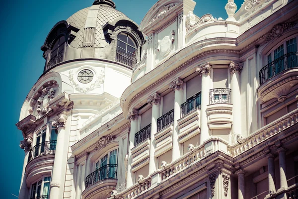 Antiguo edificio ornamental en la Gran Vía de Madrid, España —  Fotos de Stock