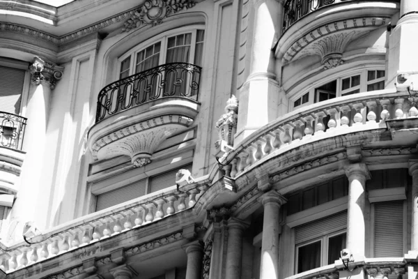 西班牙马德里Gran Via的古老装饰建筑 — 图库照片