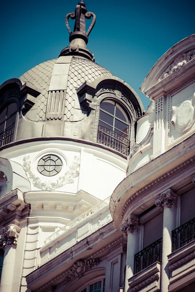 Edifício ornamental antigo na Gran Via em Madrid, Espanha — Fotografia de Stock