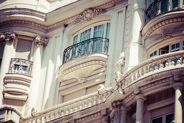 Gamla prydnadsbyggnaden på Gran Via i Madrid, Spanien — Stockfoto