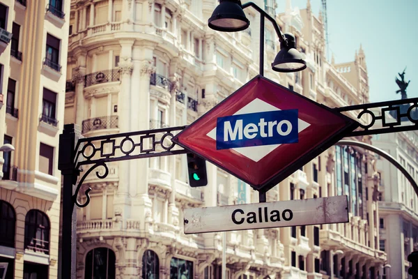 Метро Знак на размытом городе, Мадрид — стоковое фото