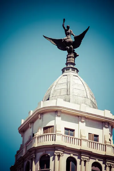 Antiguo edificio ornamental en la Gran Vía de Madrid, España — Foto de Stock