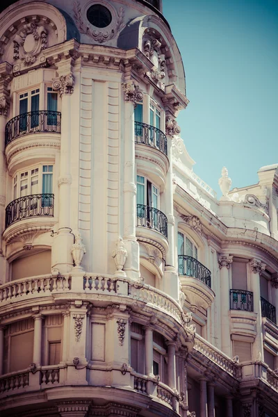 Antiguo edificio ornamental en la Gran Vía de Madrid, España — Foto de Stock