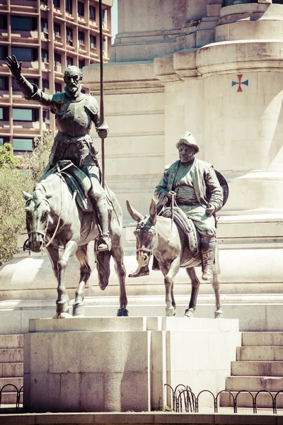 Madrid, Spagna - monumenti a Plaza de Espana. Famoso cavaliere immaginario, Don Chisciotte e Sancio Pansa dalla storia di Cervantes . — Foto Stock