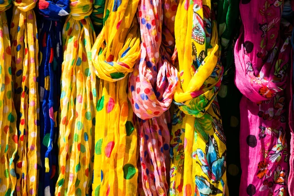 Fileiras de lenços de seda coloridos pendurados em uma banca de mercado em Istambul, Turquia — Fotografia de Stock