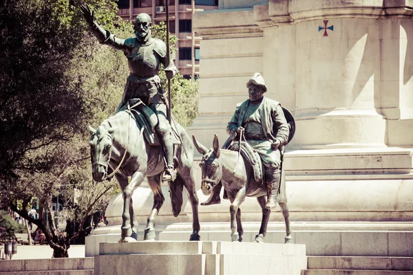 Madrid, Spanien - monument på plaza de espana. berömda fiktiva riddare, don quixote och sancho pansa från cervantes' historia. — Stockfoto