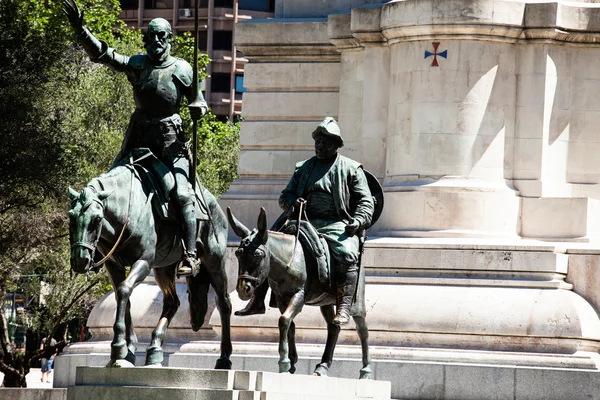马德里，西班牙-在西班牙广场的纪念碑。著名的虚构骑士、 堂吉诃德和桑丘 pansa 从塞万提斯的故事. — 图库照片