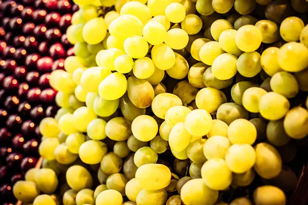 Uvas de vino blanco en un mercado —  Fotos de Stock