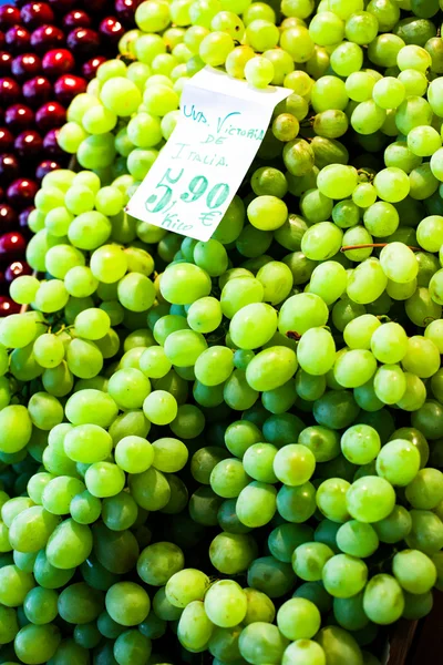 Uvas de vino blanco en un mercado —  Fotos de Stock