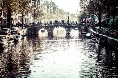 Amsterdam kanal ve Bisiklet