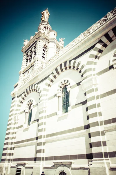 Notre-Dame de la Garde (буквально "Богоматерь стражи") - базилика в Марселе, Франция. Это украшенная неовизантийская церковь расположена в самой высокой природной точке Марселя . — стоковое фото