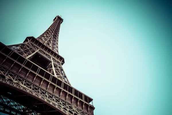 La tour Eiffel est l'un des monuments les plus reconnaissables au monde . — Photo