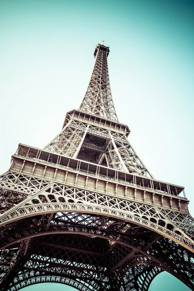 La torre Eiffel è uno dei punti di riferimento più riconoscibili al mondo . — Foto Stock