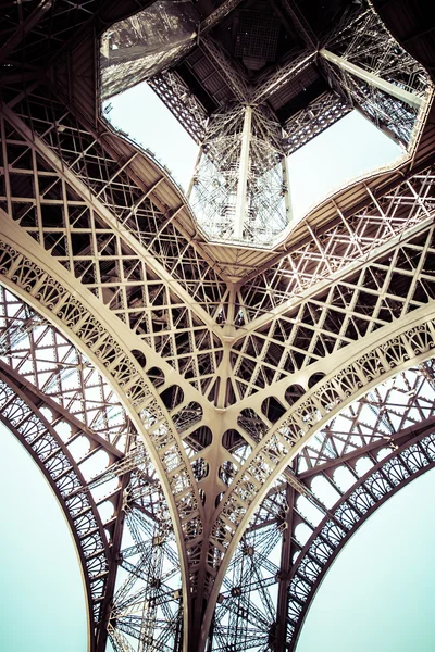 A Torre Eiffel é um dos marcos mais reconhecidos do mundo . — Fotografia de Stock
