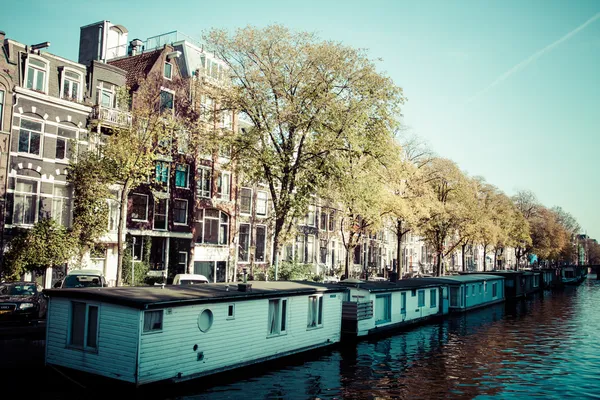 阿姆斯特丹运河和自行车 — 图库照片